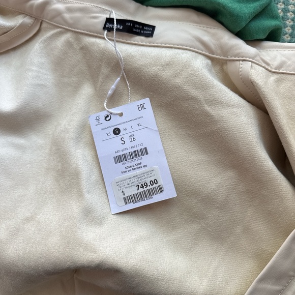 Bershka Cream Button-Front Fitted Leather Shirt - Picture 4 of 4